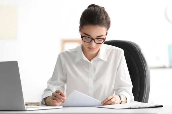 Jeune femme travaillant dans le bureau — Photo