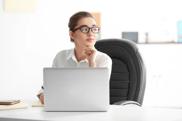 Jonge vrouw werkt in het kantoor — Stockfoto