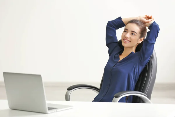 オフィスで仕事の後休んでいる女性 — ストック写真