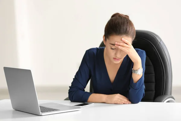 Müde Frau sitzt im Büro — Stockfoto