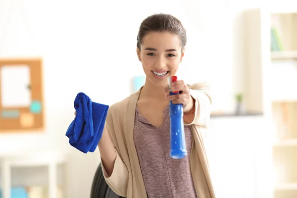 Mujer con trapo y detergente en casa —  Fotos de Stock