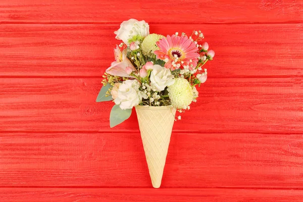 Waffle cone med sammansättningen av blommor — Stockfoto