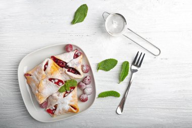 Çilek ile lezzetli puf böreği