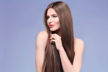 Güzel, uzun saçlı kadın.