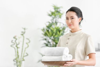 Genç Asyalı masör 