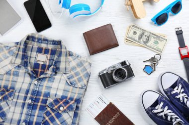 Tablo üzerinde seyahat aksesuarları