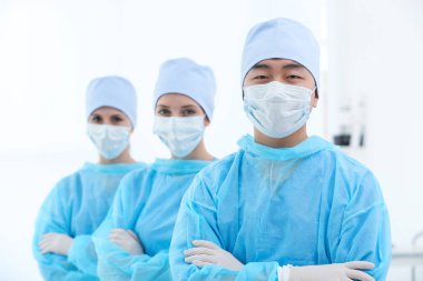 Küçük Asya doktor kliniğinde meslektaşları ile