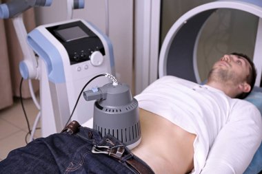 modern kliniğinde genç adam