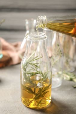 Rosemary ile şişe içine yağ boşaltma