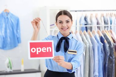 Salon Kuru Temizleme içinde kadın işçi