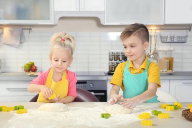 küçük çocuklar hamur yapma