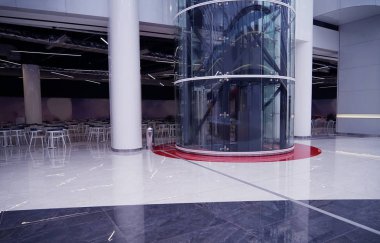 büyük boş alışveriş merkezi