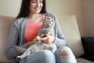 Kanepede oturan kadın.