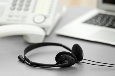 Kulaklığı tabloda Office teknik destek aracının