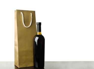 Beyaz arka plan üzerinde şarap şişe ve Hediyelik çanta