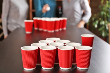 İnsanlar Bira Pong oynamak 