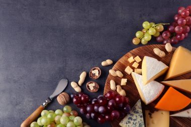 peynir ve üzüm ile kurulu 