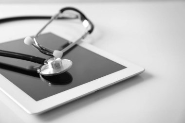 Stetoskop ve dijital tablet 