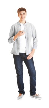 Beyaz arka plan üstünde hareket eden telefon ile genç çocuk