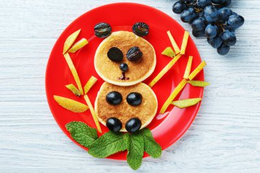 Plaka ile yaratıcı ev yapımı kek