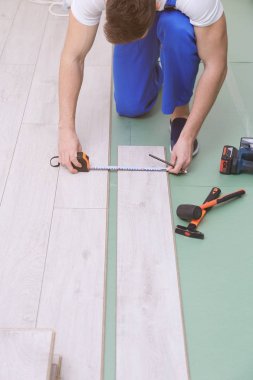 Yeni ahşap döşeme döşemesi kuran adam