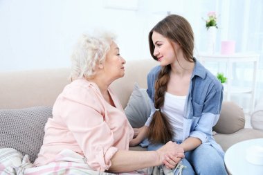 Evde kanepede büyükanne ile güzel kız