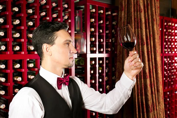Homem com copo de vinho tinto — Fotografia de Stock