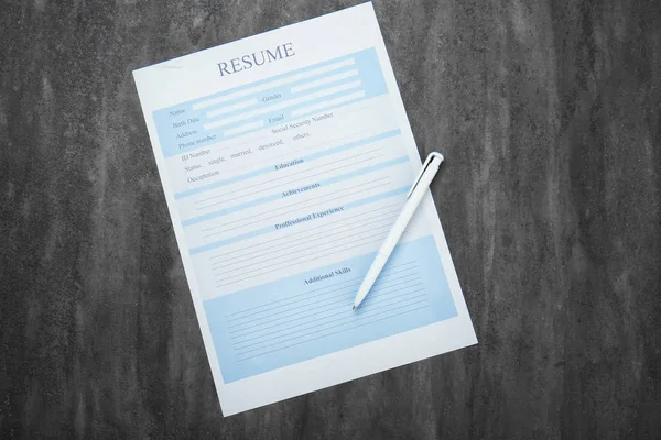 Resume and pen on table — Stock Photo, Image