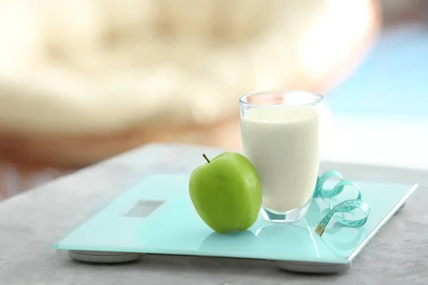 Verre de lait aux pommes et écailles — Photo