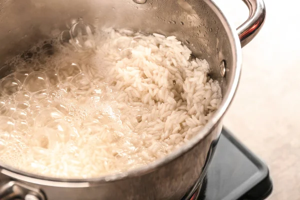 Готовить рис на сковороде — стоковое фото
