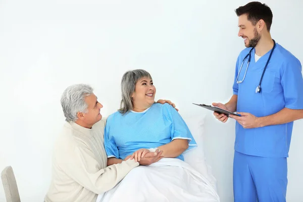 Senior Man Visiting Wife Hospital — Stock Photo, Image