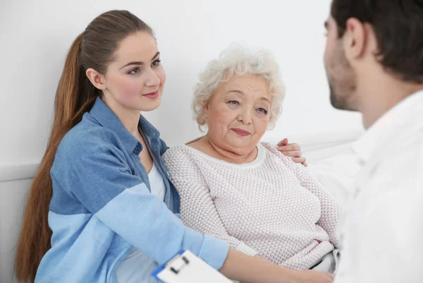 Красивая девушка с бабушкой, посещающий врача — стоковое фото