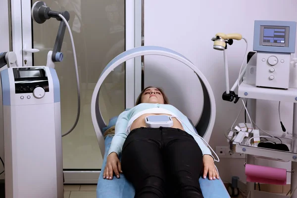 Magnetic therapy for young female patient in modern clinic — Stock Photo, Image