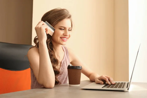 Junge Frau kauft online ein — Stockfoto