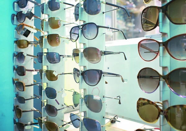 Vitrine avec différentes lunettes de soleil — Photo