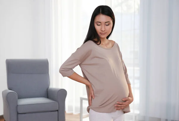 Gravid asiatisk kvinna hemma — Stockfoto