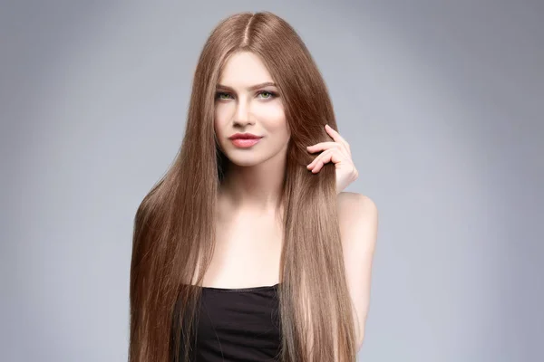 Frau mit schönen langen Haaren — Stockfoto