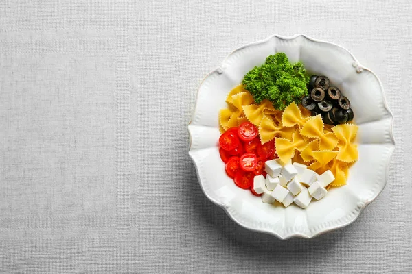 Plaka malzemeler ile makarna 