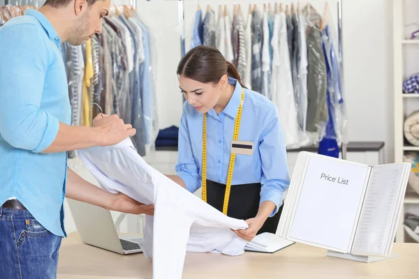 Frau arbeitet mit Kundin — Stockfoto