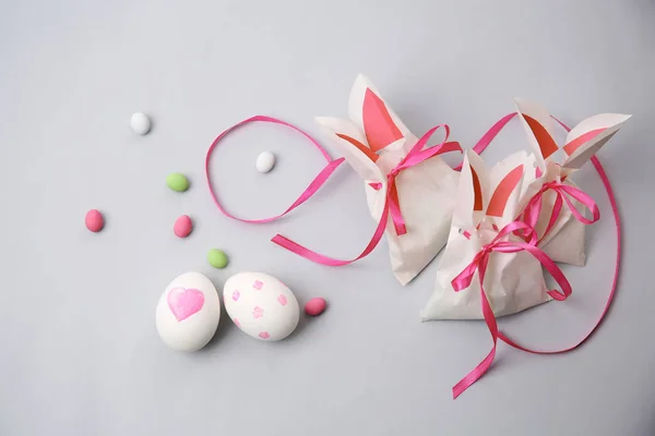 Sacos de papel em forma de coelhos da Páscoa — Fotografia de Stock