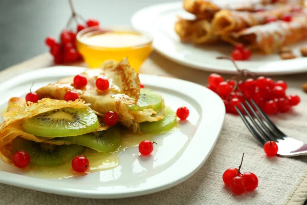 Leckere Pfannkuchen mit Kiwi — Stockfoto