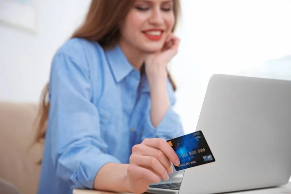 Donna che fa shopping online a casa — Foto Stock