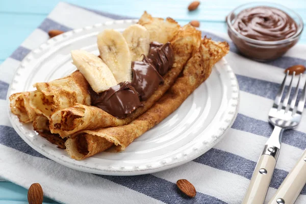 Panquecas deliciosas com chocolate e banana — Fotografia de Stock