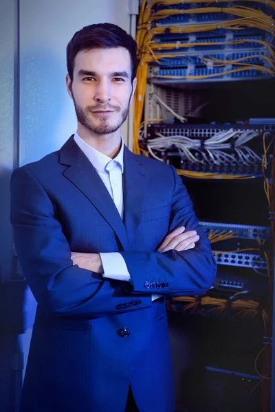 Ingeniero joven guapo en la sala de servidores — Foto de Stock