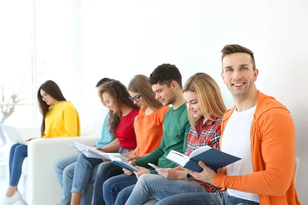 Groep mensen met boeken en gadgets — Stockfoto