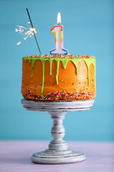Pierwszy tort urodzinowy z świeca — Zdjęcie stockowe