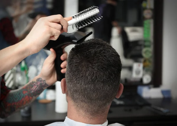 Barber att göra moderna manliga frisyr — Stockfoto