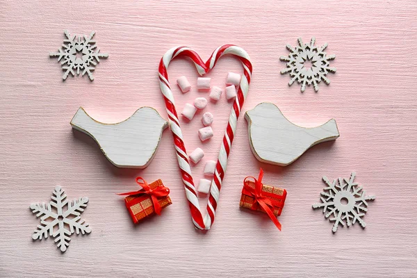Composizione natalizia con bastoncini di zucchero — Foto Stock