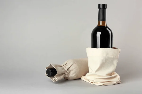 Wine bottles in linen gift pouches — Stock Photo, Image