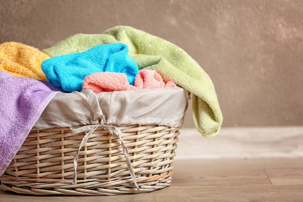 Флакон с грязными полотенцами — стоковое фото